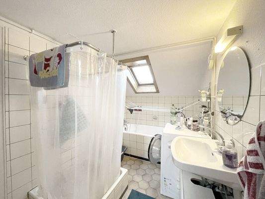 Großes helles Badezimmer im Anbau