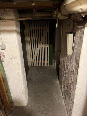 Kellergang zu Mieterkellern, Waschküche etc.