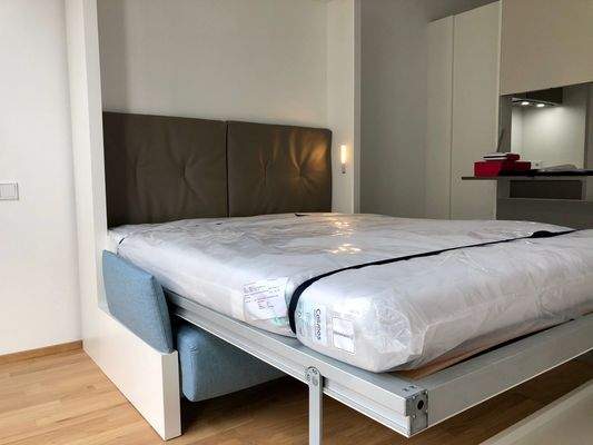 Schlafzimmer mit Klappbett