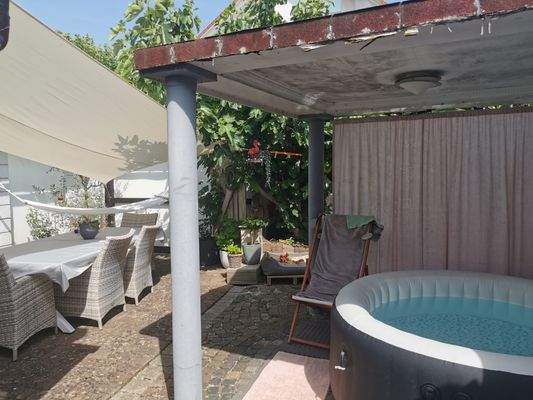 Wohnung 1 Innenhof mit Sitzecke