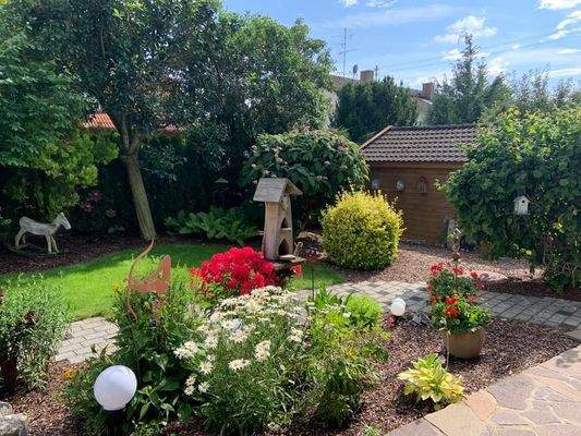 Garten mit Gartenhaus