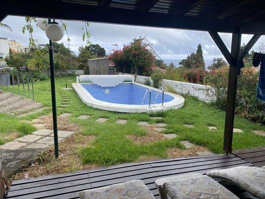 Pool vom überdachten Whirlpool aus