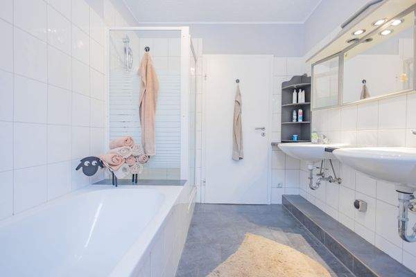 Vollbad mit Dusche und Wanne