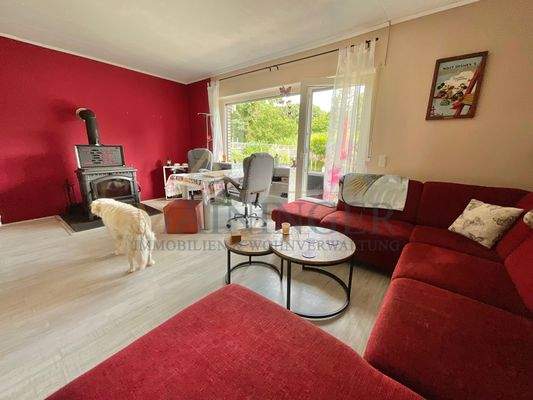 Wohnzimmer mit großen bodentiefen Fenstern