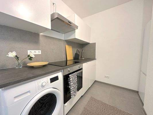 Moderne Küche mit Geräten