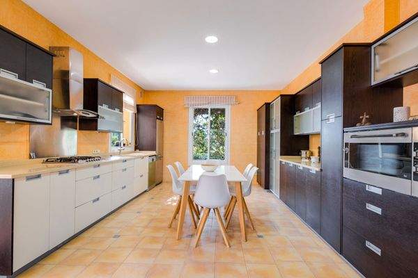 Große, moderne Küche