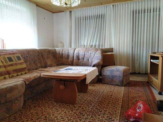 Helles Wohnzimmer mit Zugang zum Balkon