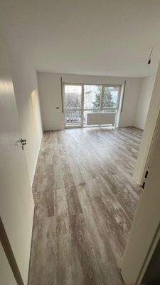 Wohnzimmer mit Balkon.jpg