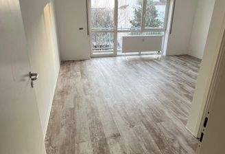 Wohnzimmer mit Balkon.jpg