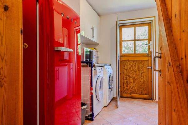 Waschküche mit rotem Kühlschrank