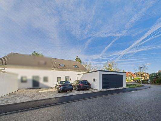 Vorderseite und Garage