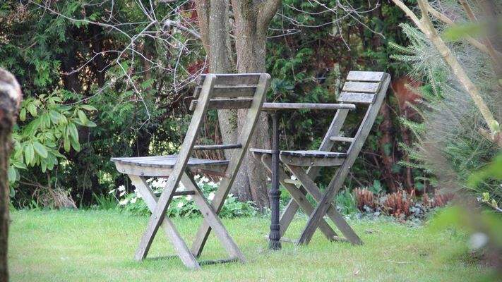 Schattige Sitzplätze laden zu ruhigen Stunden im Grünen ein