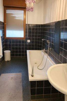 Tageslichtbad mit Badewanne