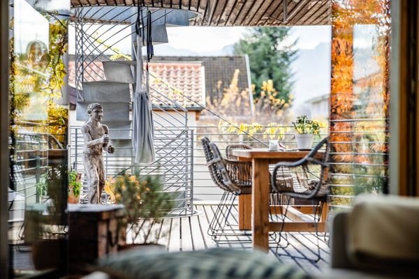 Die Wendeltreppe auf der Veranda verbindet Erd- mit Dachgeschoss.