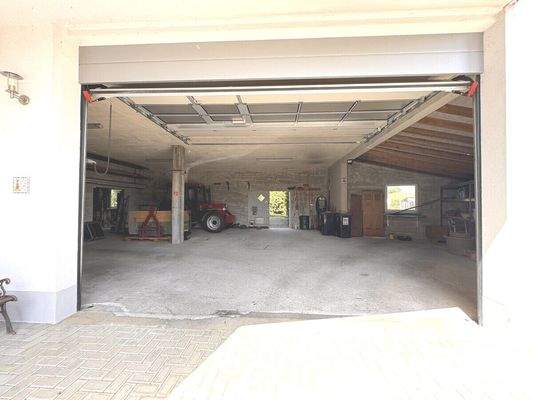 Halle mit großem Sektionaltor