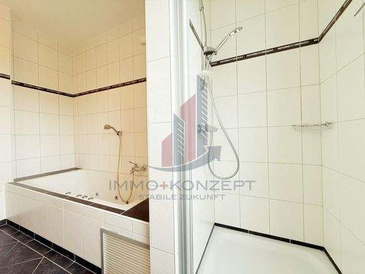 Leicht separiert das Badezimmer mit Dusche und Badewanne