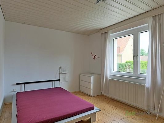 breites Bett im linken Schlafzimmer