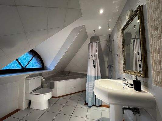 Badezimmer mit Eckbadewanne