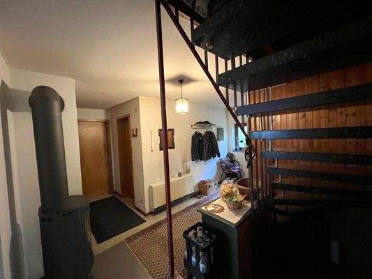 Flur mit Treppe ins Dachgeschoss