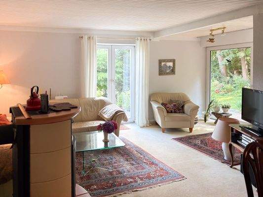 Wohnzimmer mit Zugang in den Garten
