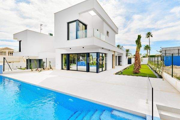 Modern Detached Villas with Pool and Parking in Monte Zenia