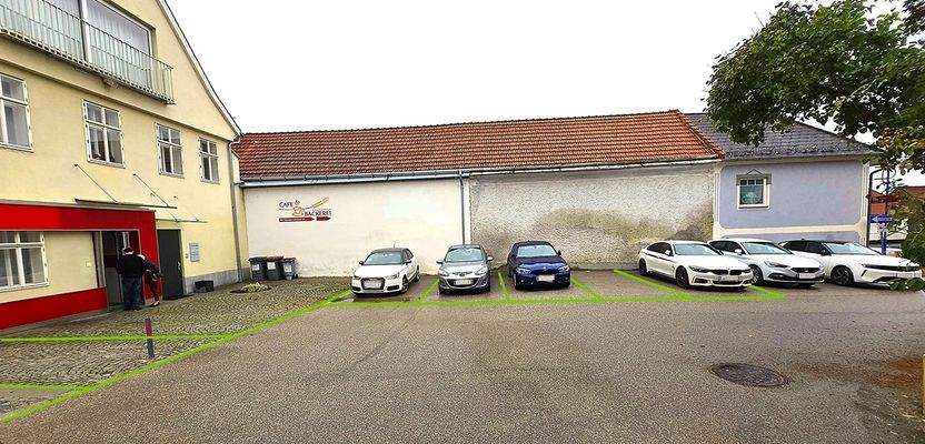 5 weitere Kunden-Parkplätze