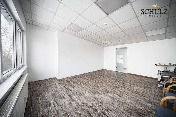 Helle Bürofläche mit funktionaler Arbeitsplatzstruktur