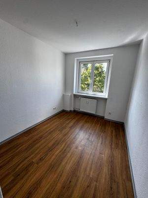 Helles Zimmer mit Holzboden