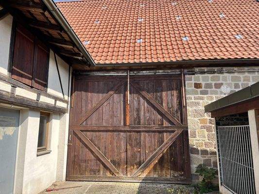 großes Scheunengebäude mit hoher Toranlage