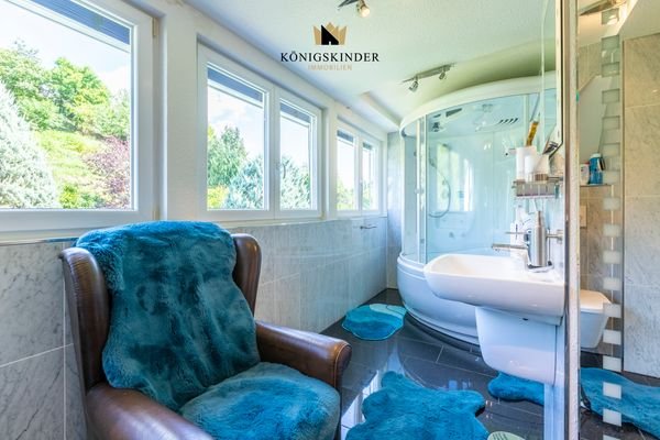 großes Badezimmer mit Dampfdusche im DG