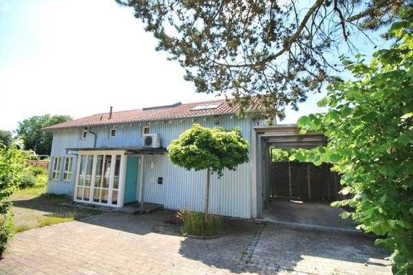 Außenansicht Eingangsbereich mit Carport