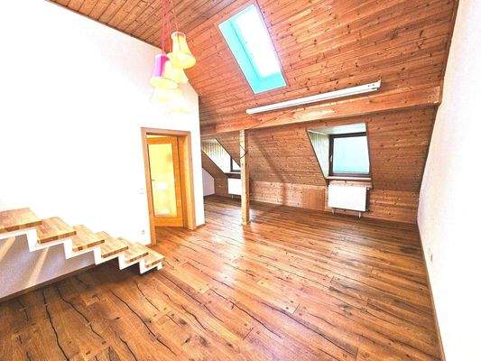 Großzügiges Dachstudio mit Aufgang zur Empore