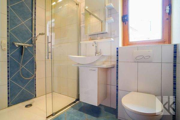 Die Tiefparterre ebenso mit Badezimmer und...