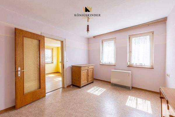 Schlafzimmer- Rückzugsort mit Ruhe – großzügiges Schlafzimmer mit Blick ins Grüne