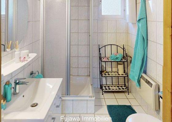 Bad mit Dusche und Fenster