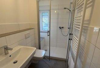 Modernes Bad mit Dusche