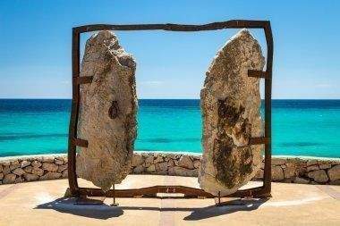 depositphotos_116639472-stock-photo-gates-monument