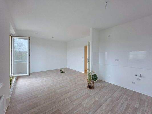 Wohnzimmer mit offener Küche