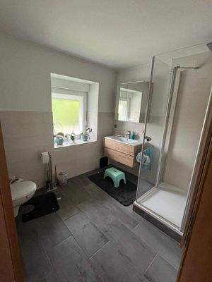 2. Bad Dusche Fenster.JPG