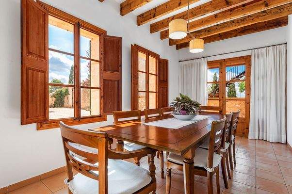 Heller Essbereich mit Holzdeckenbalken