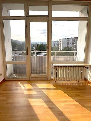 kleines Zimmer mit Balkon