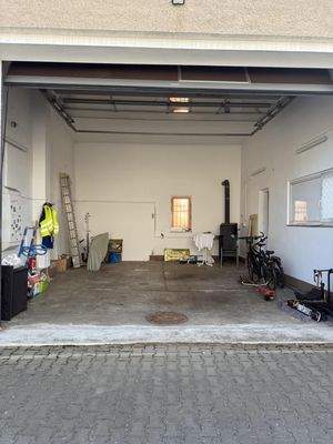 Hauptgarage (höher als 4m) mit Sektionaltor
