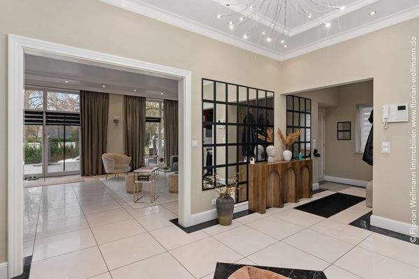 ... direktem Zugang zu zwei großzügigen Wohnbereichen.