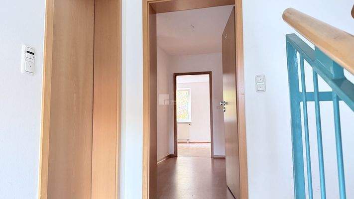 Aus dem Treppenhaus in die Wohnung sehend