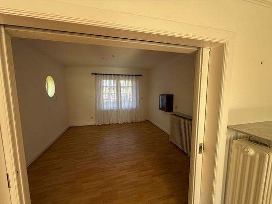 Zimmer mit breiter Falttür