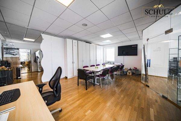 Repräsentativer Besprechungsraum mit klarer Führungswirkung