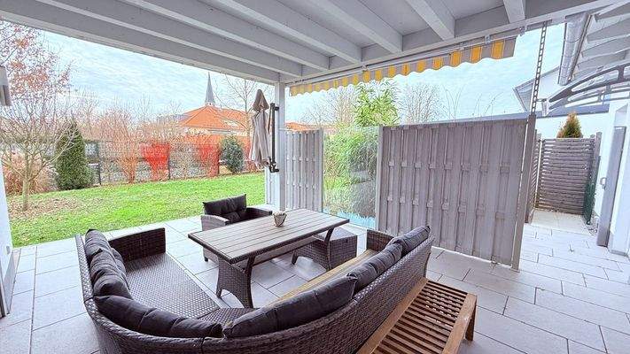 Lounge-Bereich überdacht