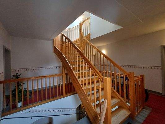 Holztreppe im Treppenhaus