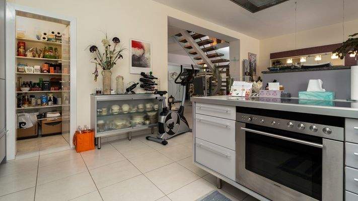 Küche Blick zur Speis