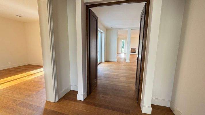 Flügeltür zur Bibliothek und Wohnbereich